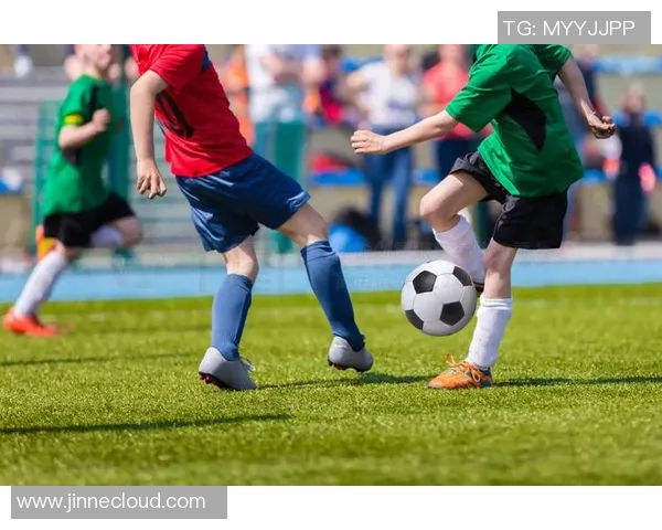 奥林匹奥与拉普拉塔的激烈对决展现足球魅力与团队精神