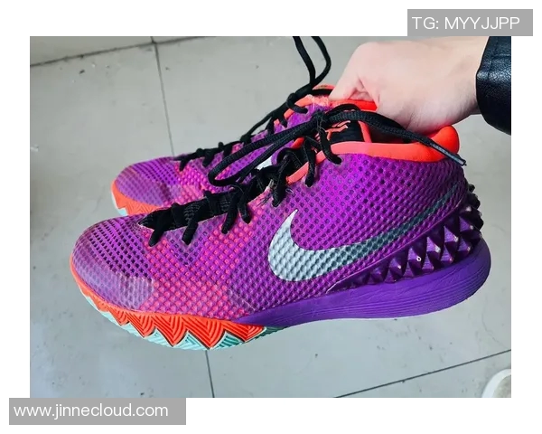 欧文新鞋发布会引发争议踩踏耐克Logo彰显艺术无畏标签束缚 欧文新鞋发布会引发争议踩踏耐克Logo彰显艺术无畏标签束缚