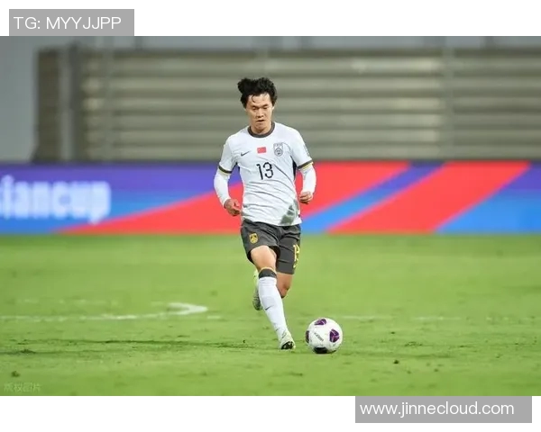 国足逆袭韩国以一球小胜展现顽强斗志与团结精神