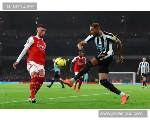 英超焦点战纽卡斯尔对阵狼队双方争夺激烈前景引人关注